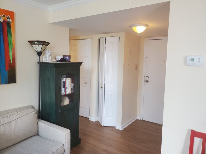 Entryway - 1436 Meridian Plz NW