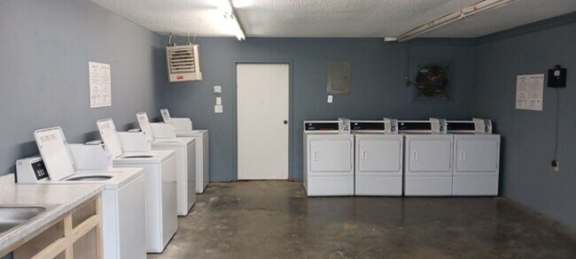 Building Photo - 433 Meadowlark Dr