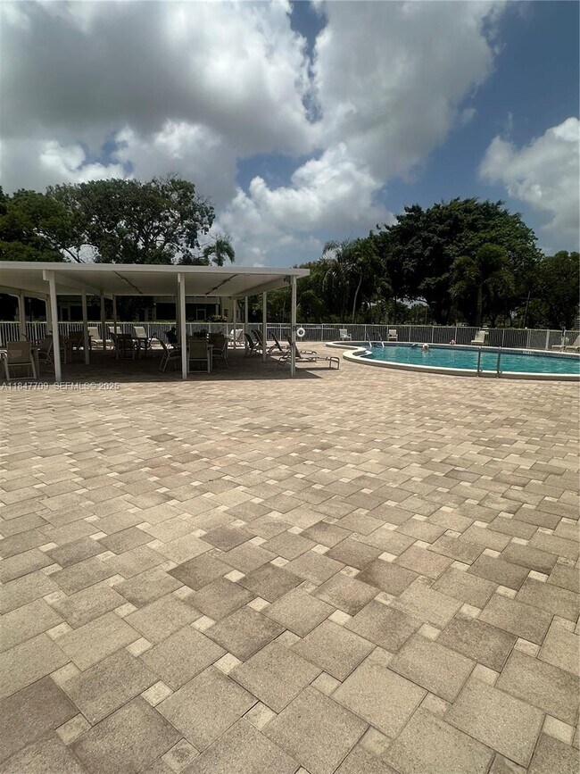 Building Photo - 4027 Swansea Crescent