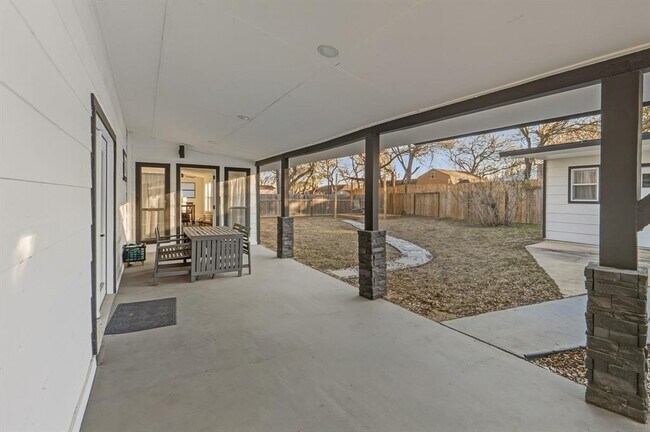 Building Photo - 2107 Lewood Cir