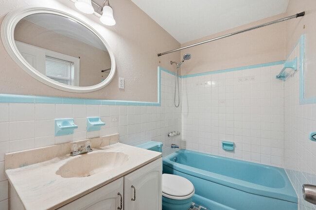 Building Photo - 358 Coral Dr SW