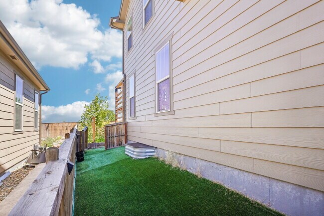 Building Photo - "Spacious 4-Bedroom Retreat with 2.5 Baths in Reunion!"