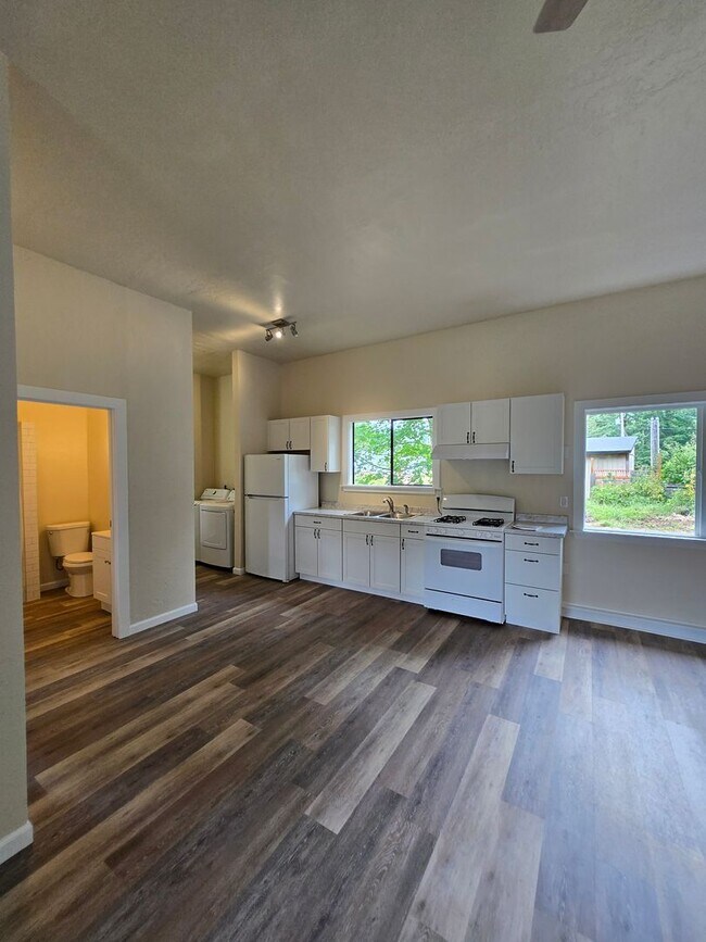 Building Photo - 1 Bedroom 1 bathroom in Rainier