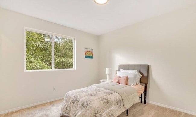 Building Photo - Spacious and Bright Home with 3 Bed and 2.5 Bath