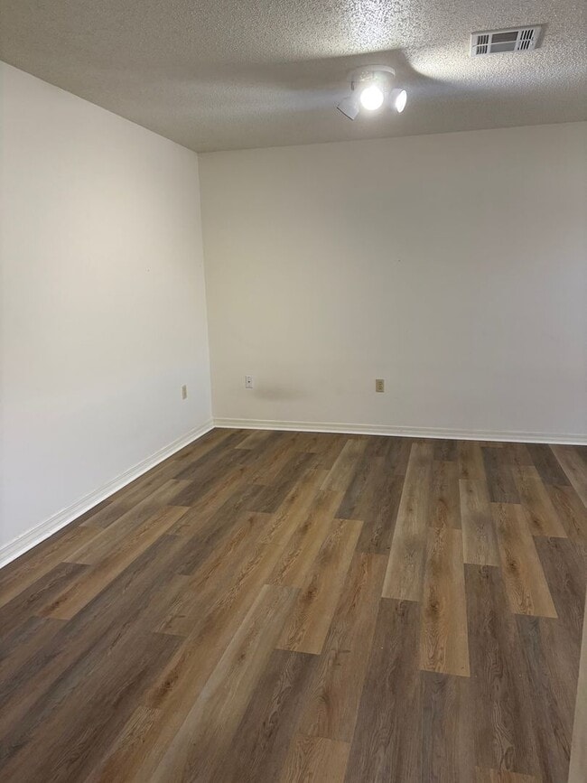 Building Photo - Waveland Duplex