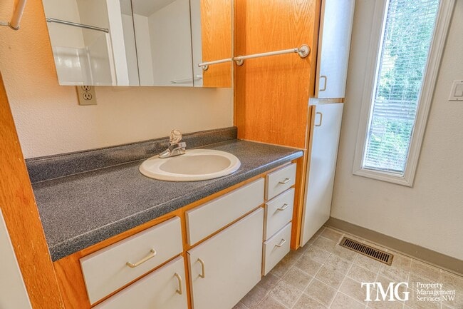 Building Photo - Spacious 4BR Townhome with AC, W/D, Garage...