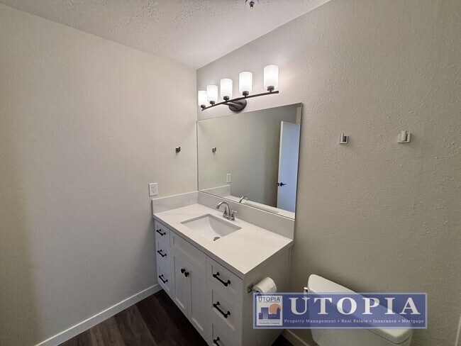 Building Photo - Newly Remodeled 2 Bed 1 Bath Unit Right Near Cabrillo College
