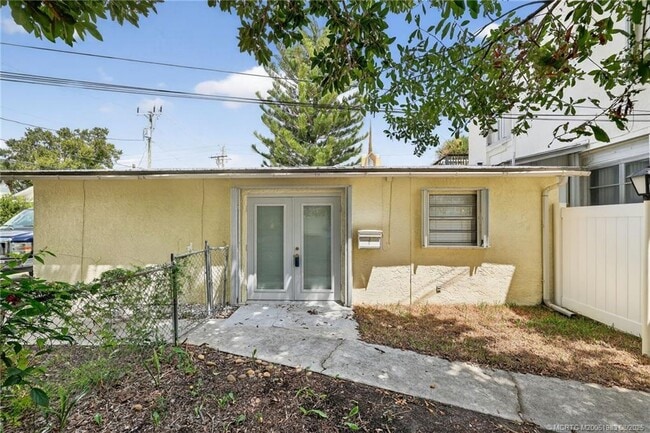 Primary Photo - 410 SW California Ave