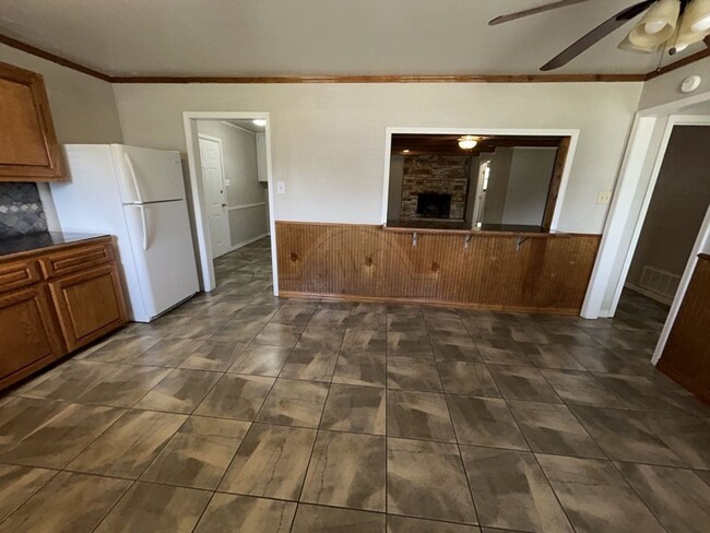 Building Photo - 601 Sutton Dr