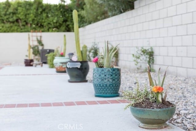 Building Photo - 980 N Biskra Rd