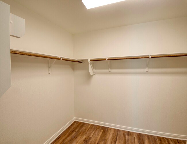 Building Photo - 1368 Kingsgate Dr
