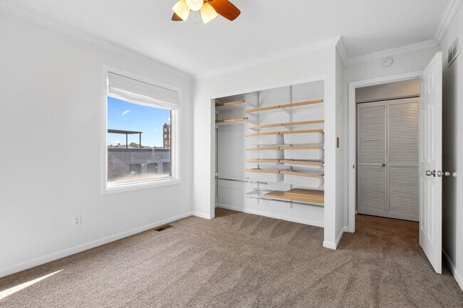 Building Photo - 4111 W Pine Blvd