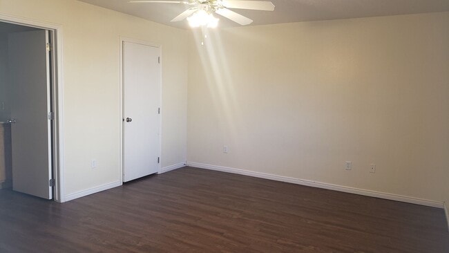 Building Photo - 3 bedroom, 2 bathroom twin home in Lamplight