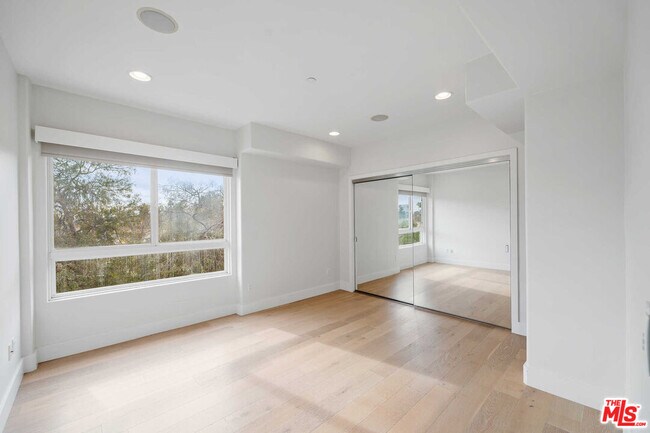 Building Photo - 438 Arnaz Dr