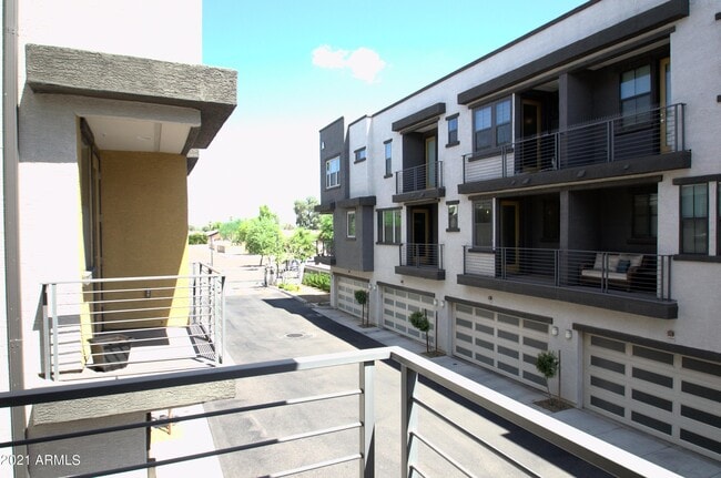 Building Photo - 2090 S Dorsey Ln