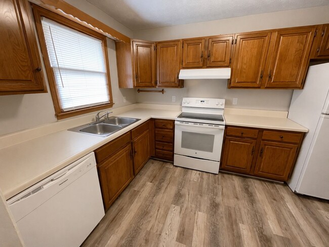Building Photo - NOW LEASING FOR AUGUST OR JULY 2026! 1/2 DEPOSIT SPECIAL