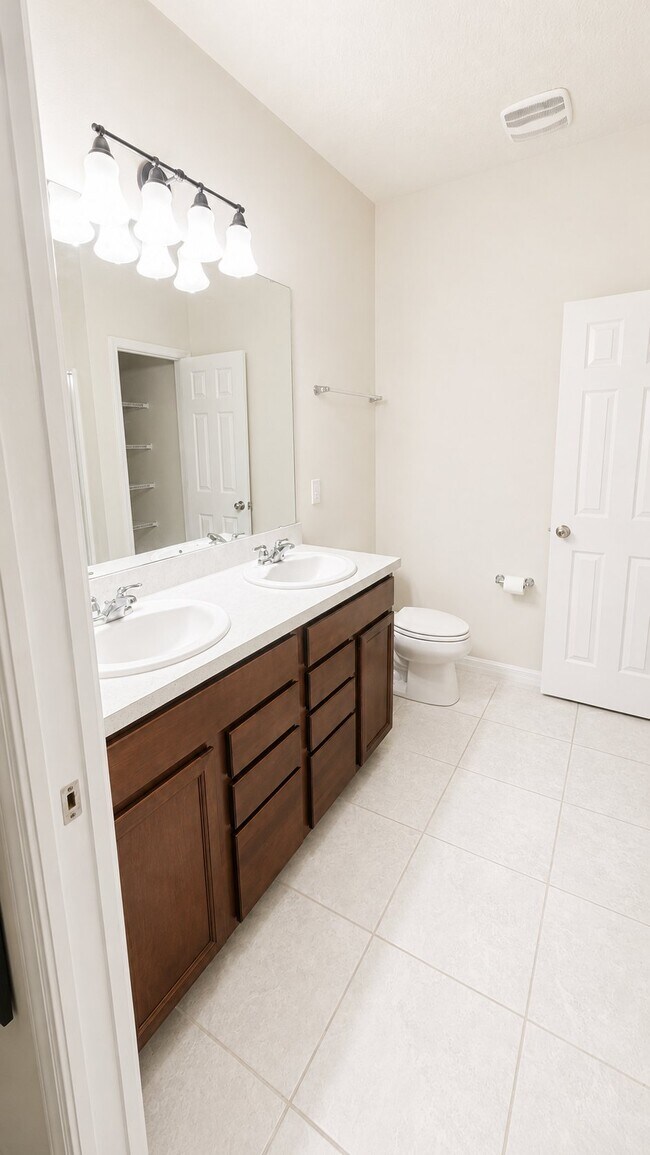 Building Photo - 2634 E Lake Pointe Dr