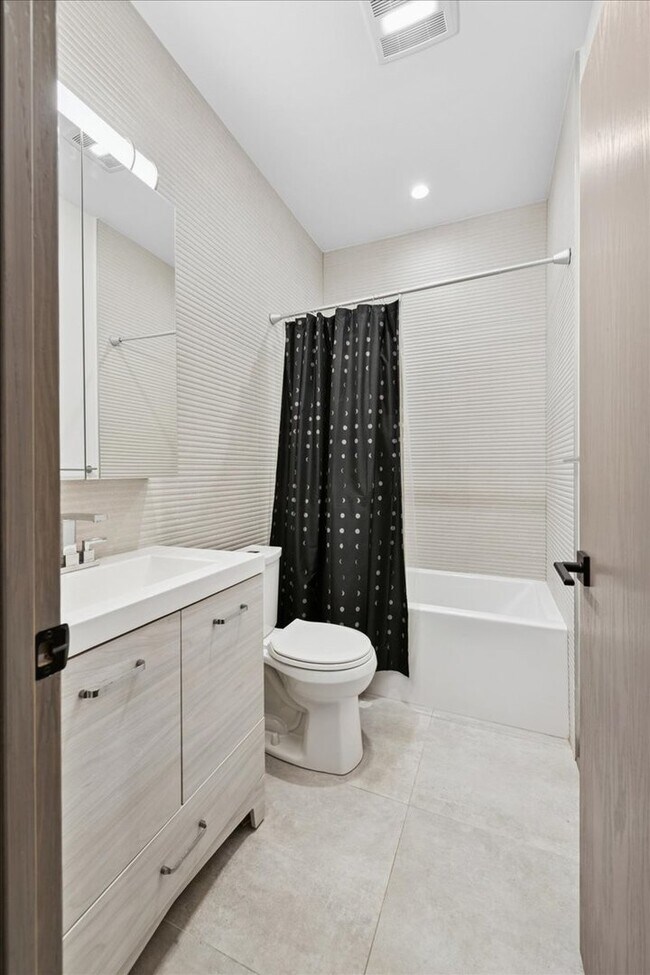 Building Photo - 4321 N Cicero Ave