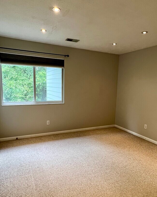 Building Photo - 8859 Eagleview Dr
