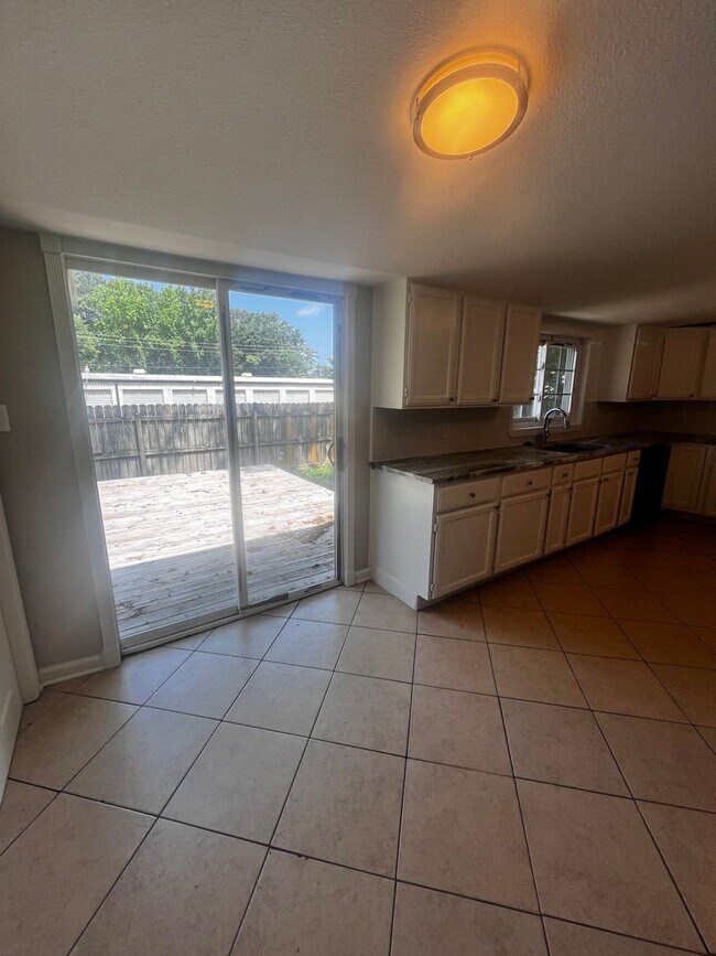 Building Photo - Freshly updated home with privacy fence in...