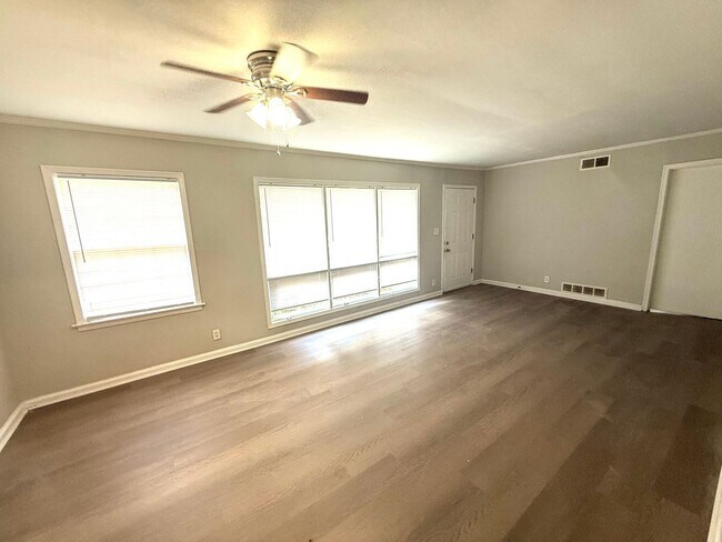 Building Photo - ** 3 bed 1 bath located off Zelda Road ** Call 334-366-9198 to schedule a self showing