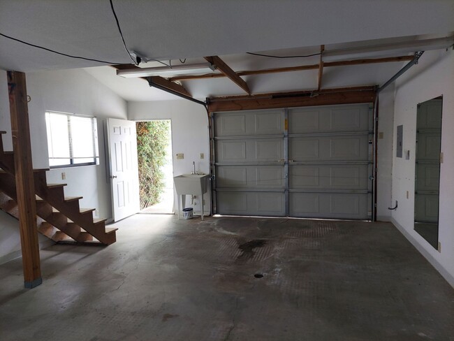 Building Photo - Please Contact Vaughn Realty to set up an ...