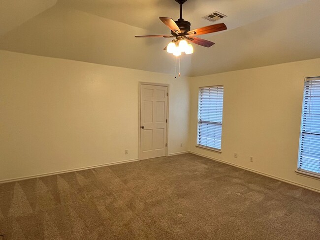 Building Photo - Spacious 3 Bed, 2 Bath With Study