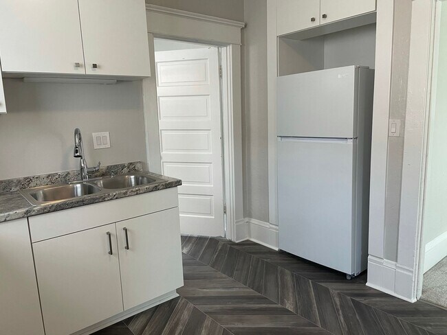 Building Photo - 2421 Rucker- 4 Unit