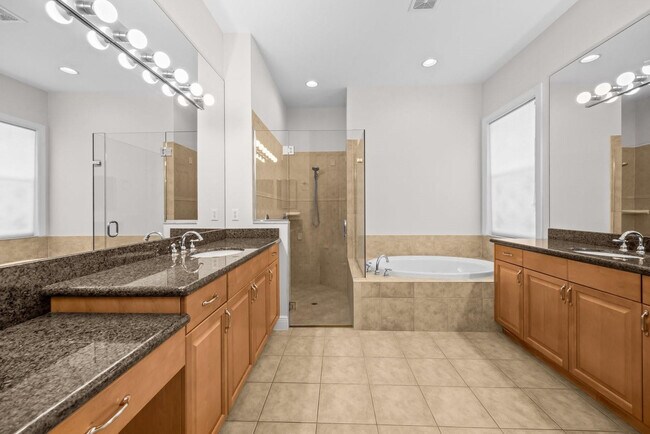 Building Photo - 844 SW Pebble Ln