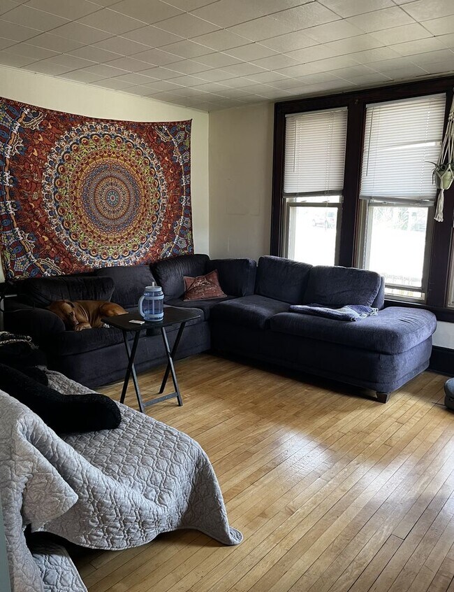 Building Photo - 1579 N Warren Ave