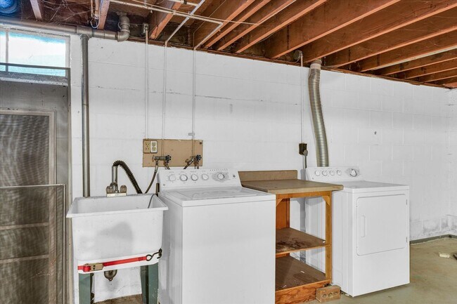 Building Photo - 220 Ivanhoe Way