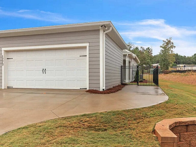 Building Photo - 1565 W Farmville Rd