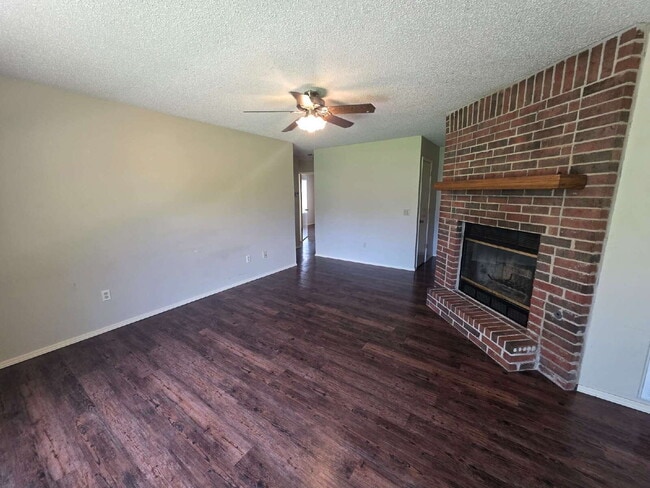 Building Photo - 2703 W Beech St