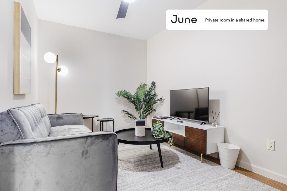 Building Photo - Room in Shared 3 bed/1 bath home