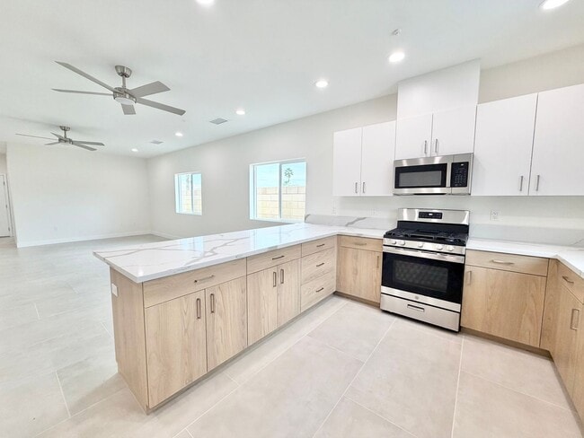 Building Photo - AVAILABLE NOW!! Beautiful 4 Bedroom 3 Bathroom Home in Cathedral City