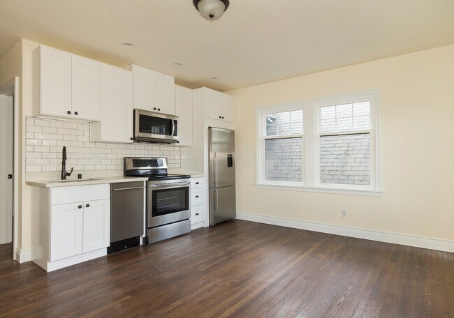 Building Photo - Chic Top-Floor 2BD/1BA Lower Queen Anne Seattle Apartment for Rent | Rooftop Space Needle Views, ...