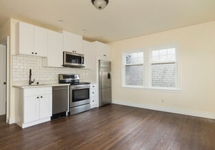 Building Photo - Charming 2 Bed / 1 Bath Top Floor, South-Facing Apartment w/ Roof Deck One Month Free Rent