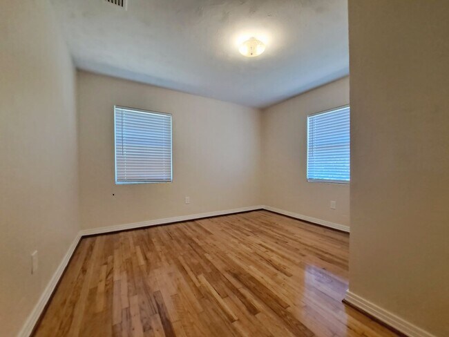 Building Photo - Don't miss this lovely 2 Bedroom / 2 Bath ...