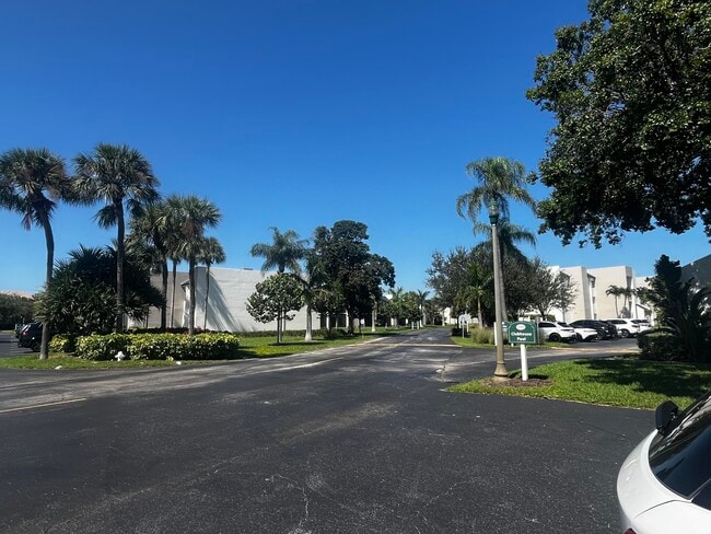 Building Photo - 1605 S US Hwy 1