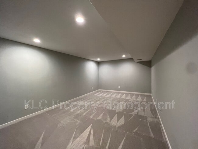 Building Photo - 15104 Hawthorn Dr