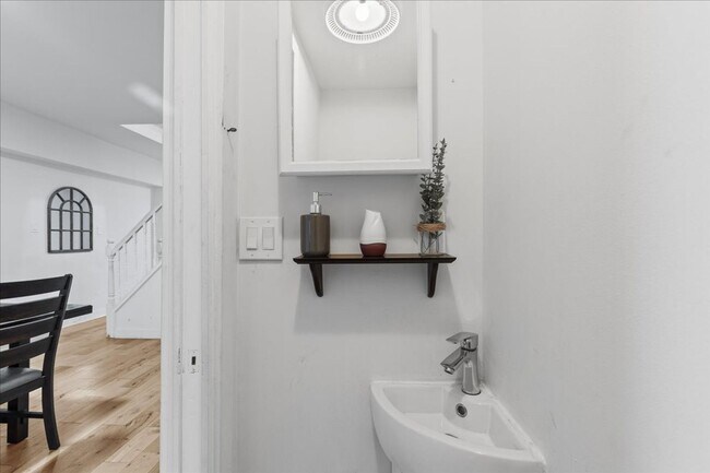 Building Photo - Renovated 3-bed, 2.5-bath house in Heart o...