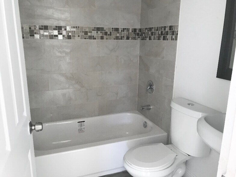 Building Photo - 3619 E 33rd Ave