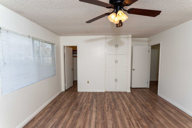 Building Photo - >>>>> TWO BEDROOM 1.5 BATHS TOWN-HOME STYL...