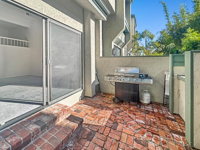Building Photo - 3312 Caminito Eastbluff