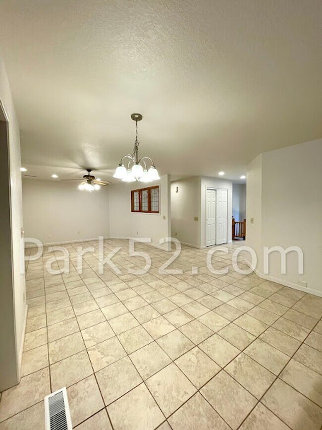 Building Photo - 1/2 Off First Full Month! 4 Bedroom Single Family Home in Lakewood