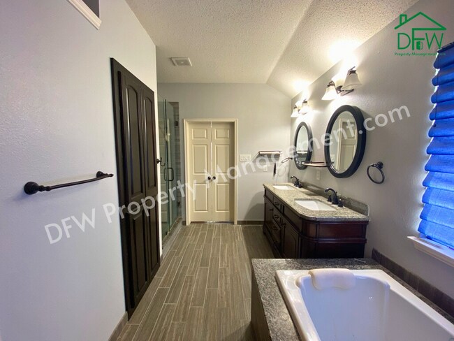 Building Photo - 2502 Chapel Hill Dr