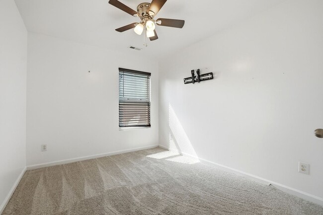 Building Photo - Spacious 4BR Home with New Carpet & Fenced Backyard