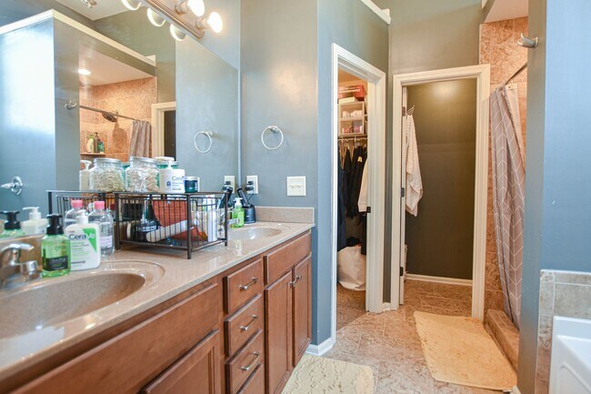 Building Photo - Pet Friendly Three Bedroom!