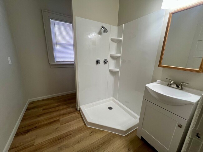 Building Photo - $870 - 2 bed 1 bath beautiful apartment