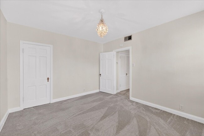 Building Photo - 923 S Hanley Rd